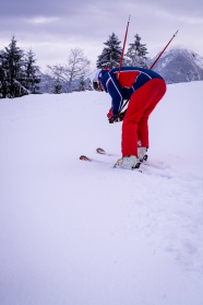 冬季雪地滑雪运动图片