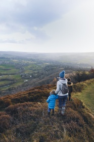 秋冬母子爬山图片