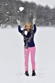 雪地打雪仗的美女图片