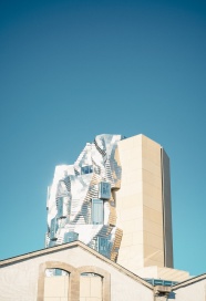 现代建筑顶部摄影图片