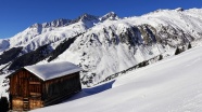 冬季雪山小屋景观图片