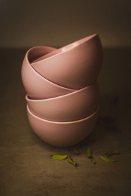一叠粉色陶瓷碗图片