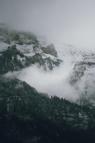 冬季雪域高山雾气朦胧图片