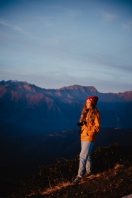 站在山岗上的美女图片