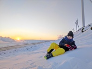 欧美儿童躺在雪地上图片