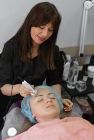 在美容院做面部护理的女人图片