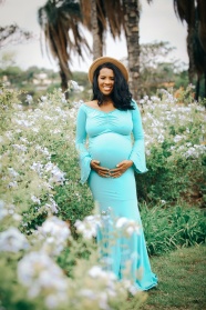 孕妇站在花丛中摄影图片