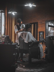 理发店理发图片