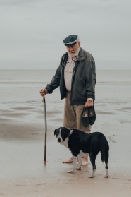 海边老人遛狗图片
