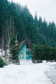 冬季唯美山野别墅飘雪图片