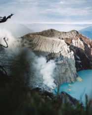 巍峨山谷温泉图片