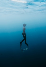 男子深海潜水运动图片