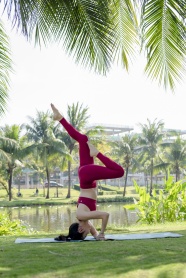 公园美女练瑜伽图片