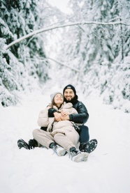 坐在雪地上的一对情侣图片