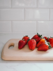 案板上的成熟草莓图片