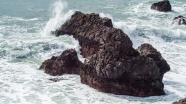 海浪撞击岩石图片