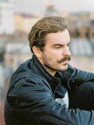 留胡子的男人侧脸图片