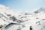 积雪覆盖的山峰图片