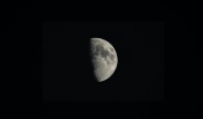 黑色夜空半弦月图片