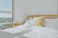 白色卧室床铺抱枕图片