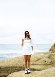 海边白裙美女写真图片