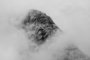 雾气朦胧缥缈山脉摄影图片