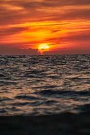 海上黄昏落日余晖图片