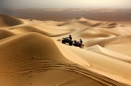 沙丘上的四轮摩托车图片