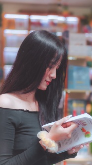 长发美女看书图片