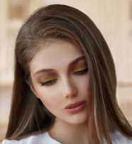 欧美低眸长发美女图片