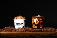 咖啡豆和冰镇饮料图片