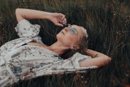女人躺在草丛里的图片