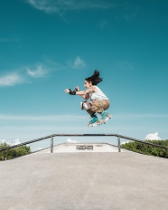 欧美美女高空花样轮滑图片