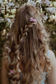 用鲜花编织的头发图片