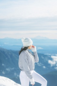 冬季雪山时尚美女写真图片