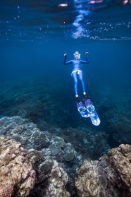 蓝色深海潜水员潜水图片