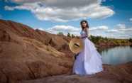 山谷湖泊美女婚纱写真图片