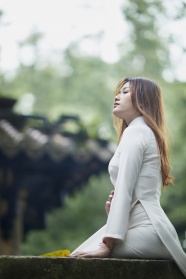 越南白色奥黛旗袍装美女图片