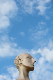 蓝天白云雕像摄影图片