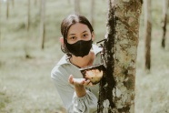 树林美女戴口罩写真图片