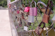 桥栏上爱情挂锁图片