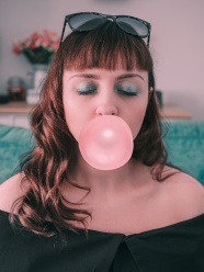 吹泡泡糖的女人图片