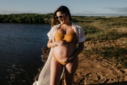 穿着泳装的孕妇海边写真图片