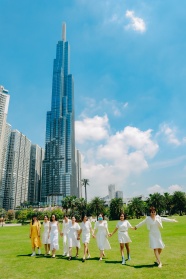 晴空万里草地美女团合影图片