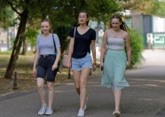 三个闺蜜一起逛街图片