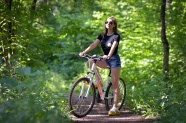绿色树林骑行运动图片
