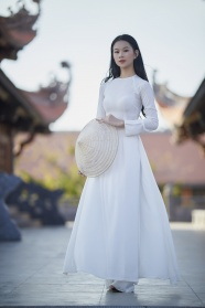 越南白色奥黛越服美女图片