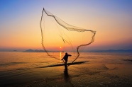 黄昏大海渔民捕鱼图片