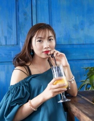 喝饮料的亚洲美女图片