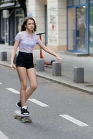 街拍滑板女孩图片